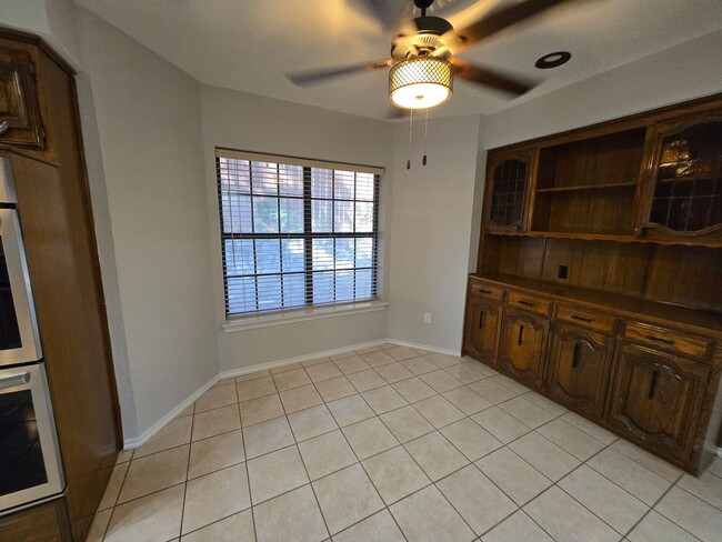 Building Photo - Stunning 4-bd 2.5 bath