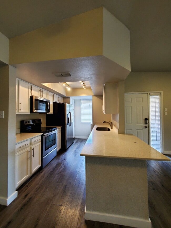 Building Photo - COMING SOON**MOVE IN SPECIAL***HALF OFF FIRST MONTHS RENT. UPSTAIRS 2 BEDROOM CONDO OVERLOOKING G...
