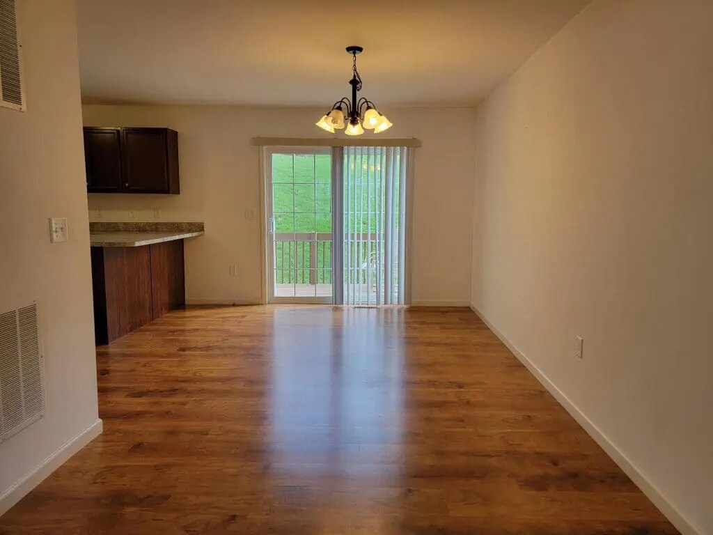 Building Photo - 639 Winding Ln