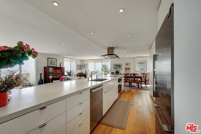 Building Photo - 2160 Century Pk E