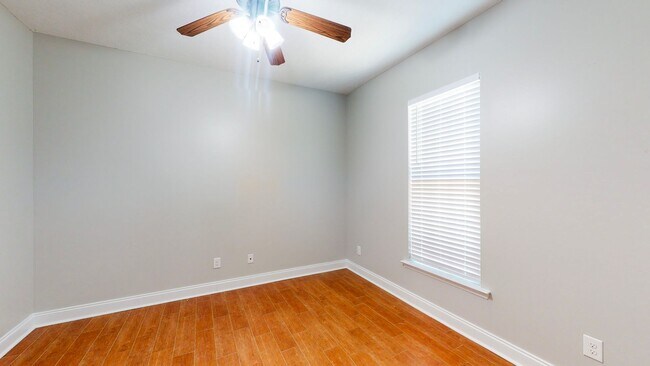 Building Photo - 4004 Ellington Dr