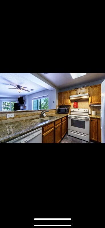Building Photo - 3684 Iguana Dr