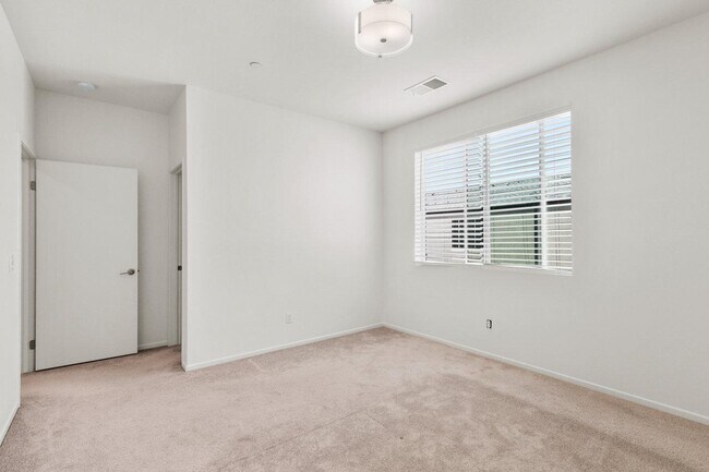 Building Photo - 5224 Beachfront Cove St