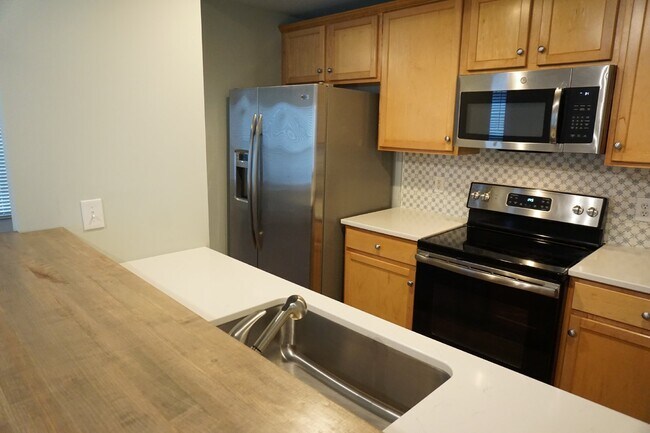 Building Photo - 2BR/2BA Condo in Trolley Path - $1,650/month Pet Friendly*