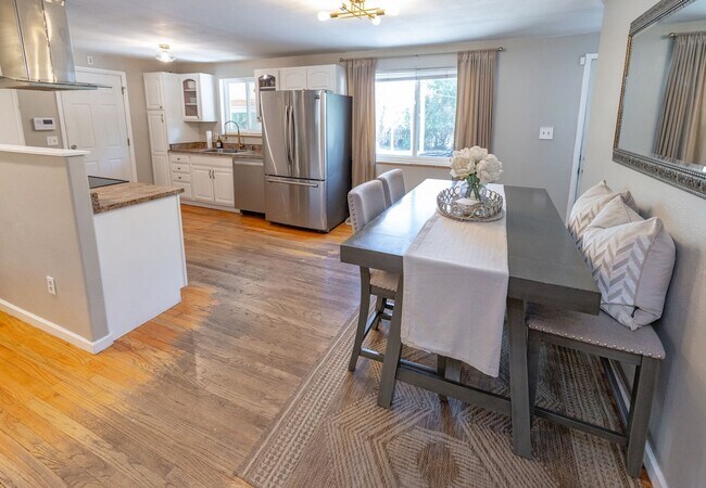 Building Photo - Amazing 3 bed/3 bath rental.  New Flooring!!  Solar Panels!!