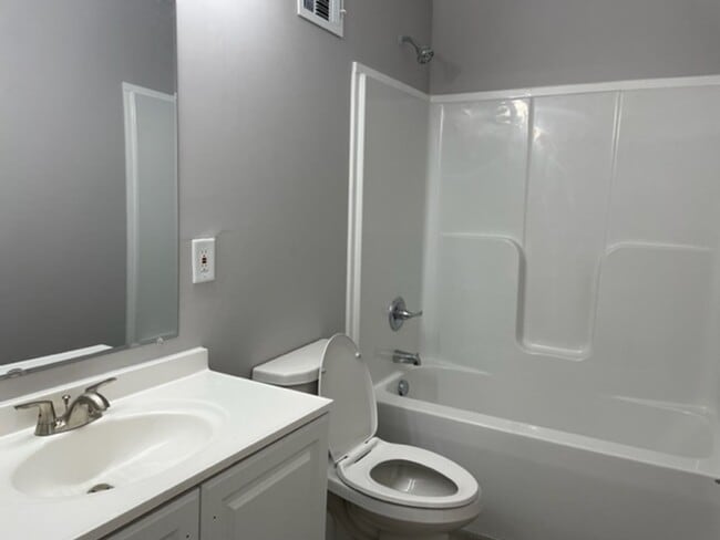 Building Photo - Spacious 4-Bedroom Home in Kentwood – Minutes from Grand Rapids