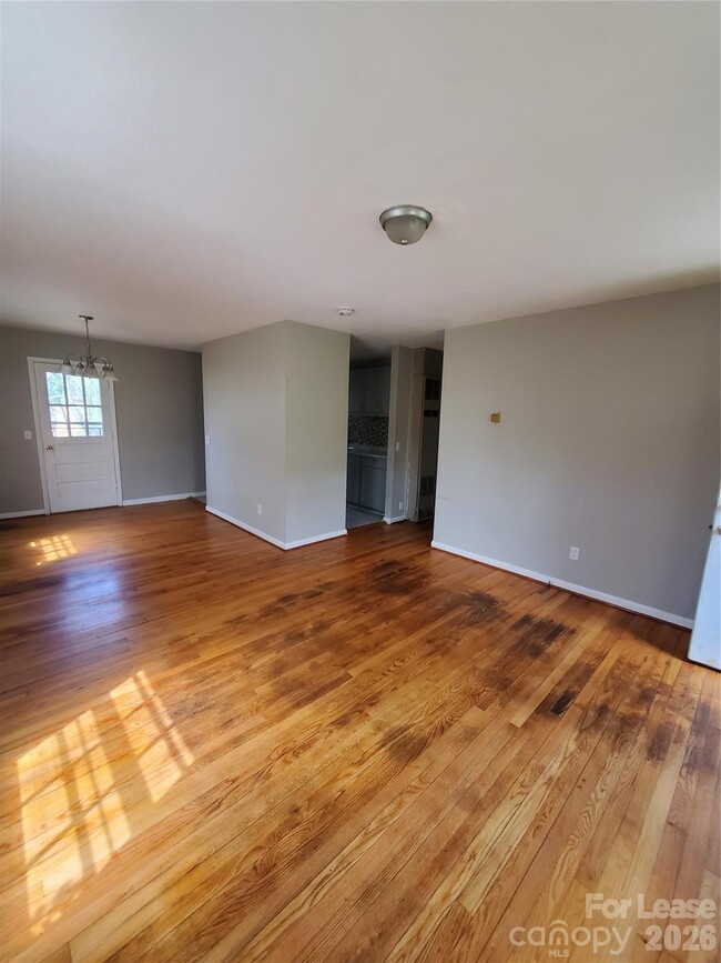 Building Photo - 1122 Rolling Ln