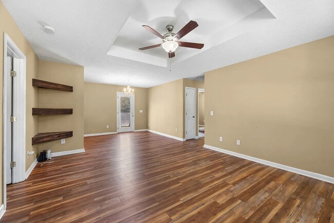 Building Photo - Move-In Ready Cottage on 1.36 Acres with L...