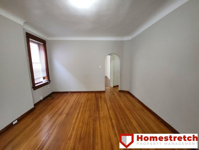 Building Photo - This wonderful home features 3 bedrooms an...