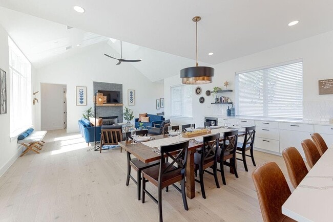 Building Photo - 1201 Canyon Edge Dr