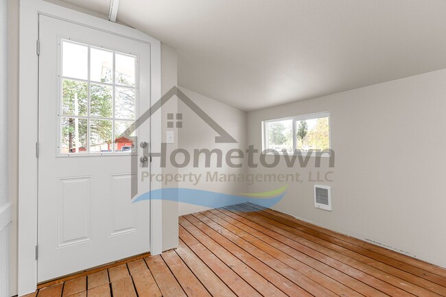 Building Photo - 2 Bedroom 1 Bath Home with Off-Street Park...