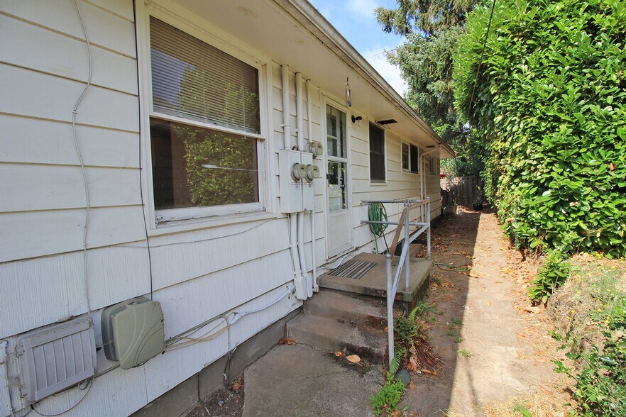 Building Photo - 11-17 NE 56th