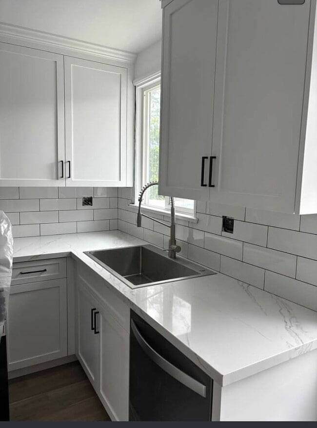 Building Photo - 4128 W Toluca Lake Ave