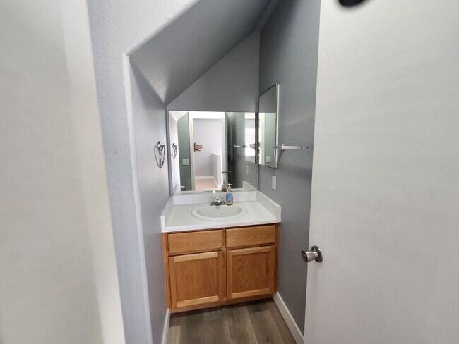 Building Photo - HENDERSON: 3 bed/2.5 bath Townhome with Spacious Kitchen, Private Backyard, Large Primary Suite &...