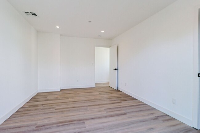 Building Photo - 2419 Carmona Ave