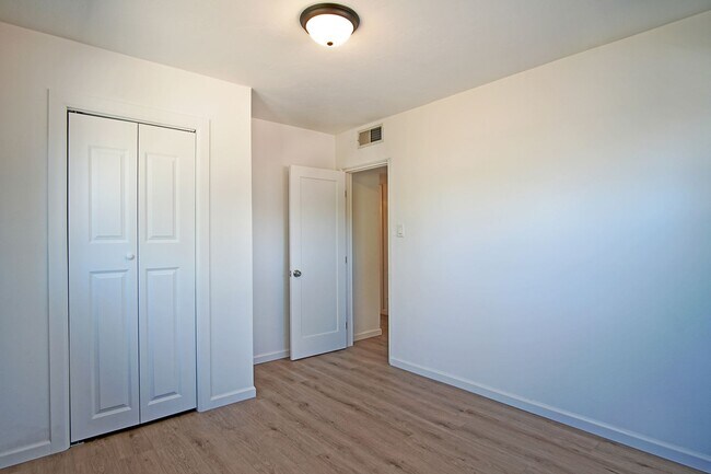 Building Photo - UPTOWN UPDATED 3/BD 2/BA 1/CG