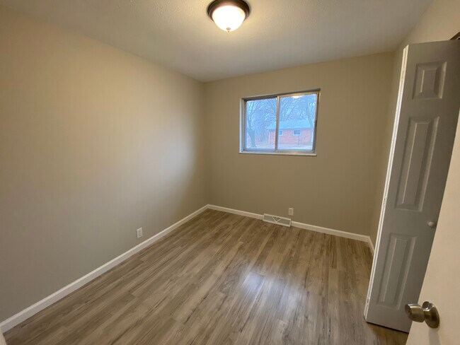 Building Photo - 2727 Angela Dr