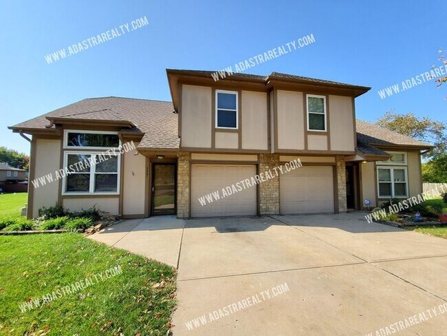 Primary Photo - Spacious Duplex in Blue Valley-Available N...