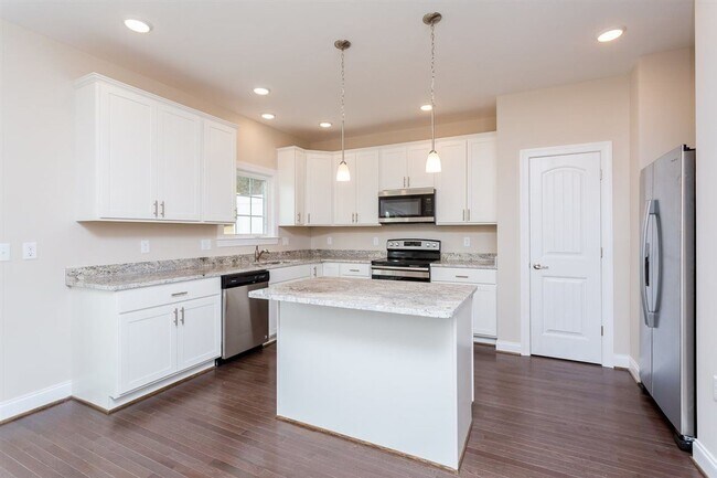 Building Photo - Spacious Luxury Townhome! Outstanding Location!