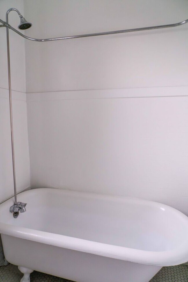 Building Photo - Southport Corridor - 1 Bed / 1 Bath - Heat Included