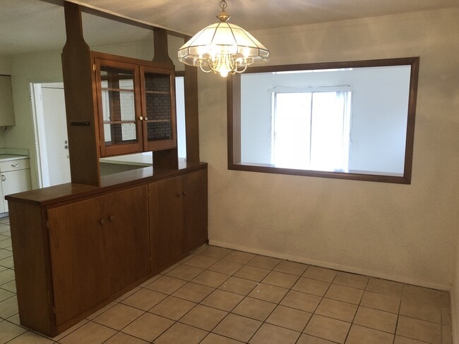 Building Photo - New flooring and paint throughout!