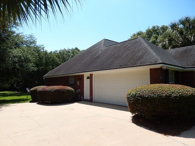 Building Photo - LOVELY 4/2.5 in Buck Lake Area on 1 Acre w/ 2 Car Garage, Washer/Dryer, Lawn Maint, & 2228 sq ft!...