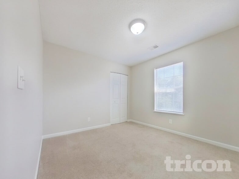 Building Photo - 490 Fox Trot Dr