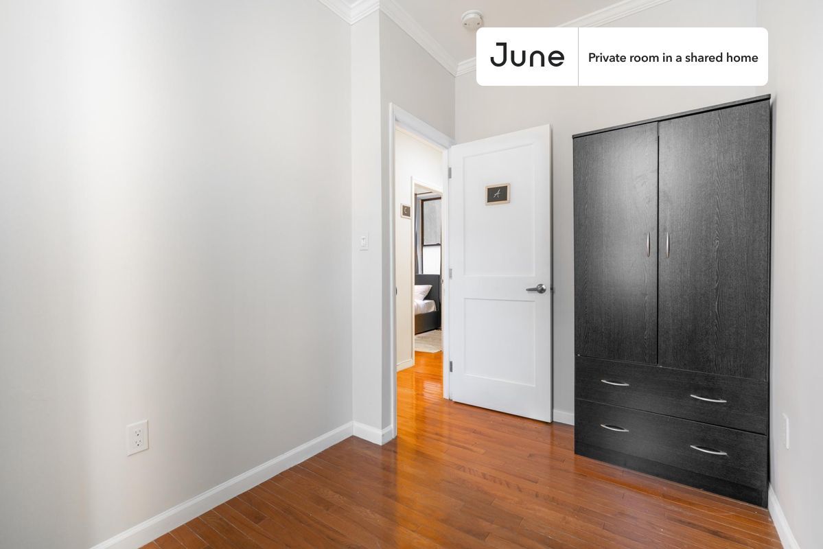 Building Photo - Room in Shared 3 bed/1 bath home