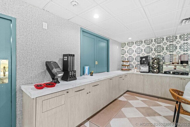 Building Photo - 5355 10th Fairway Dr