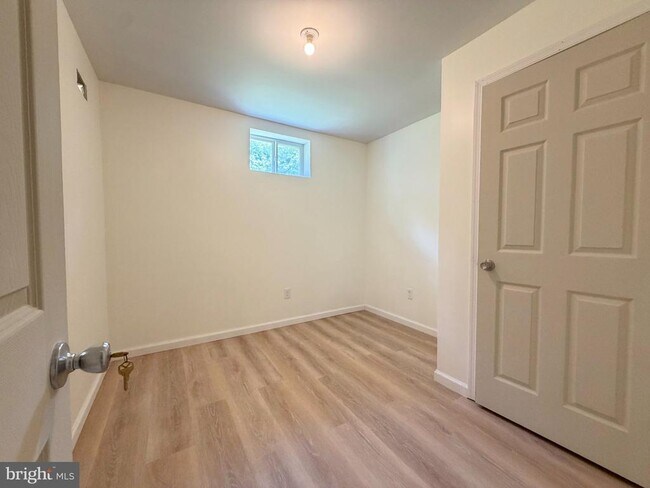 Building Photo - 10 S Meadow Ct
