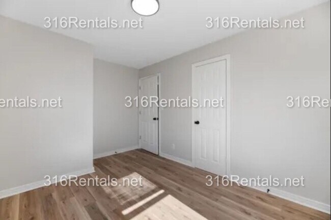 Building Photo - $995 - 2 bed 1 bath - COMING SOON! Single Family Home
