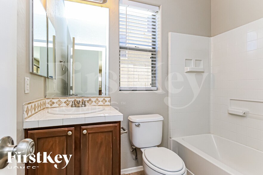 Building Photo - 725 W Desert Basin Dr