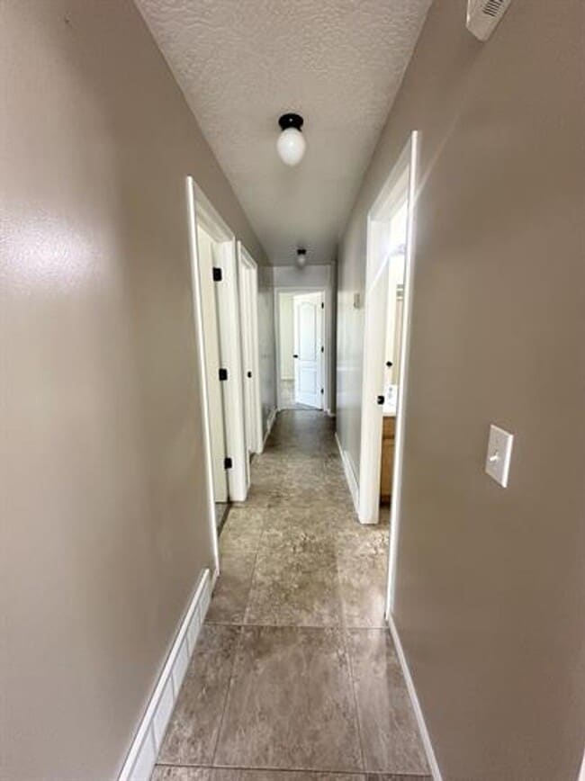 Building Photo - Charming Murray upstairs unit