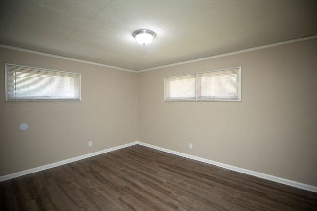 Building Photo - ** 4 Bed 2 Bath located in Rosemont Height...