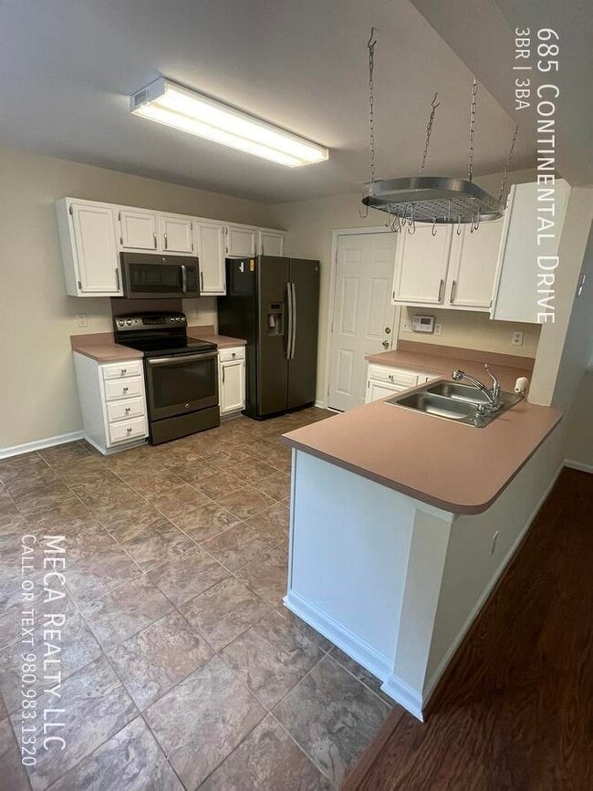 Building Photo - 685 Continental Dr
