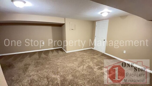 Building Photo - Huge 4 Bedroom, 2 Bathroom in Independence!