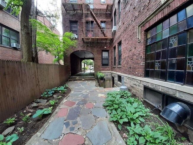 Building Photo - 1 Hillside Ave