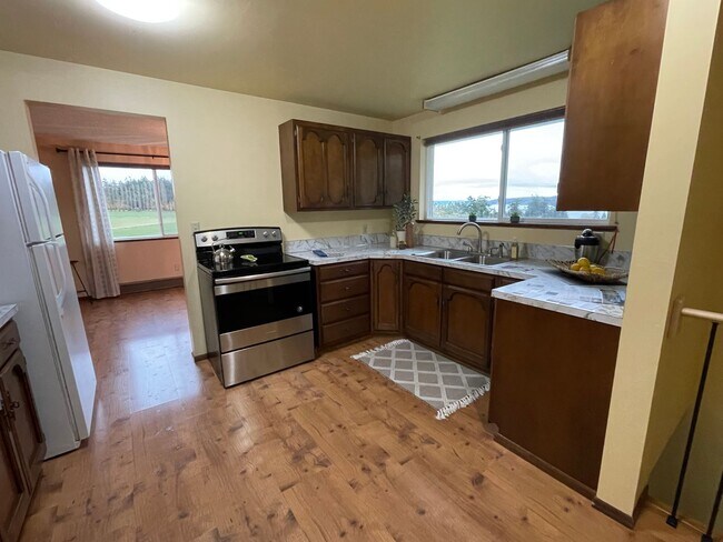 Building Photo - Lovely Home with wonderful Views and a Mas...