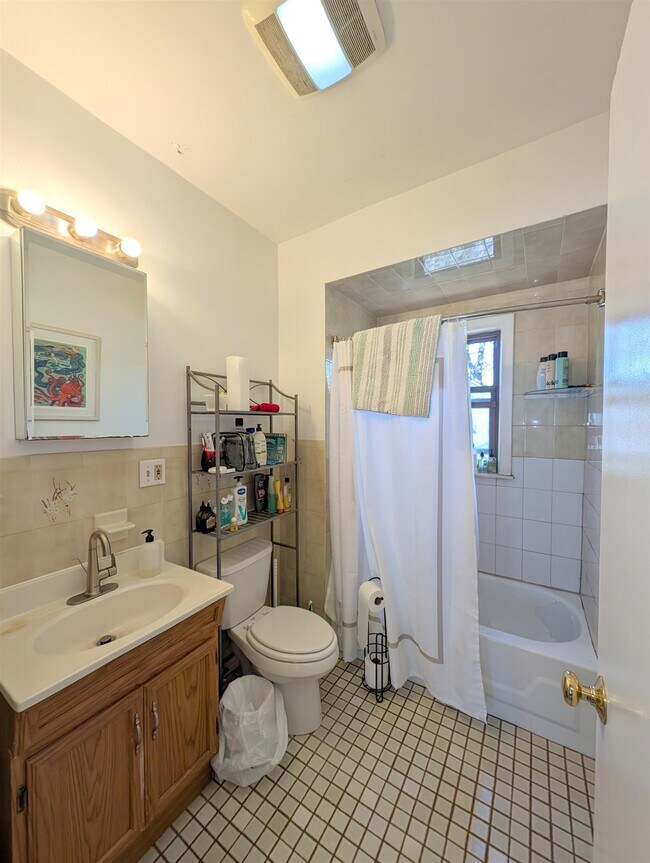 Building Photo - 489 Main St