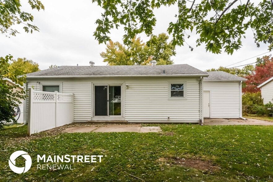 Building Photo - 2060 Avon Dr