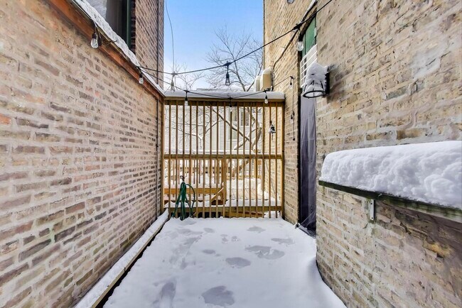 Building Photo - 1402 N La Salle Dr