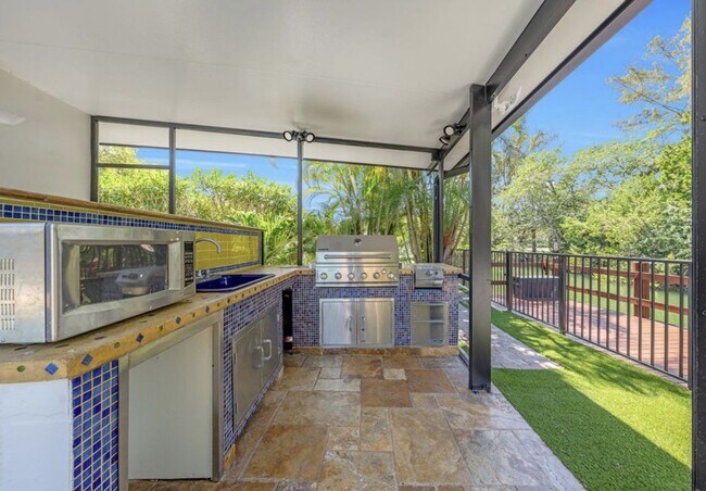 Building Photo - 5120 Carillo St