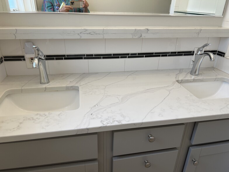 Large Quartz double sinks - 6035 Oak St