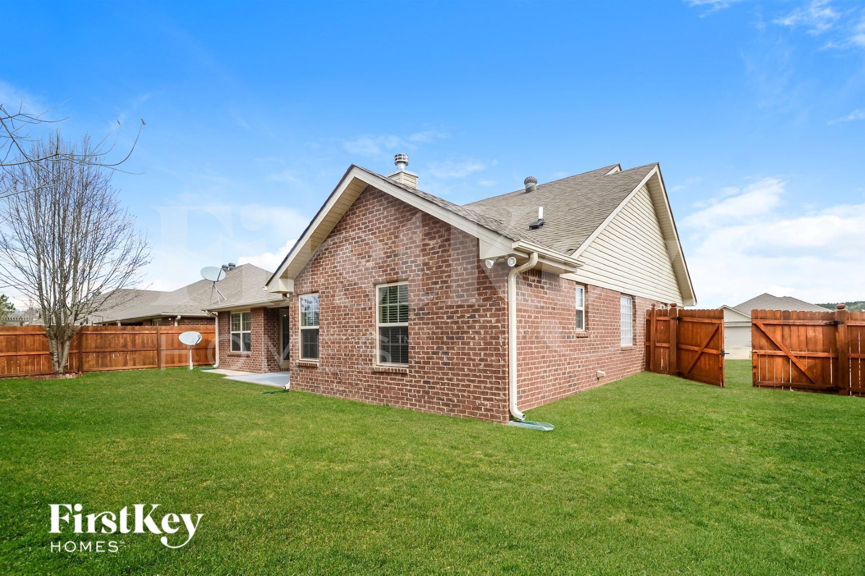 Building Photo - 460 River Crest Dr N