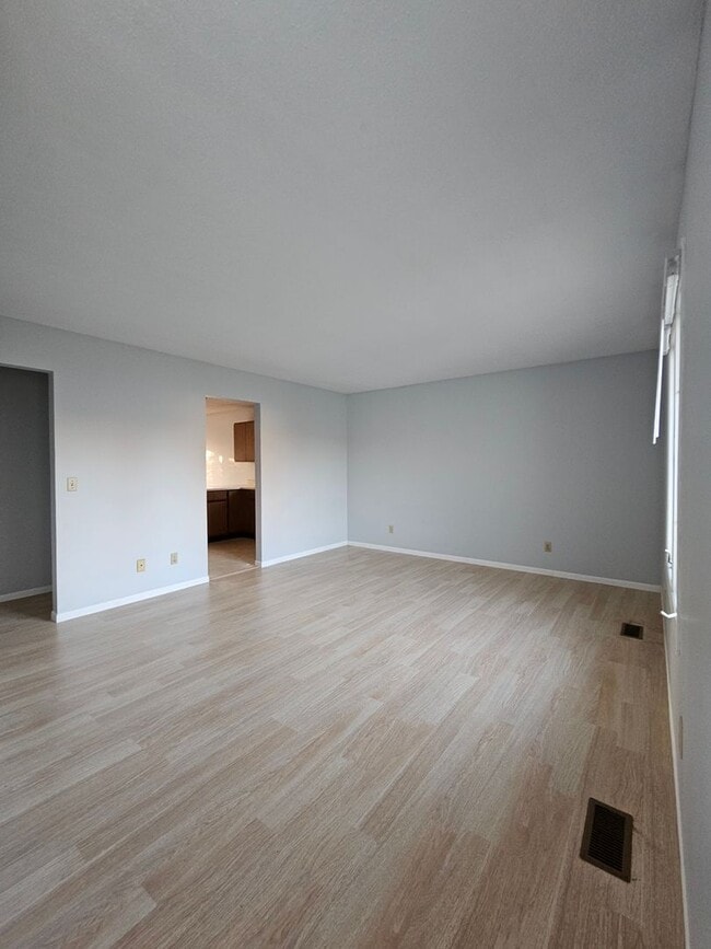 Building Photo - 2 bdrm off Mattis Ave
