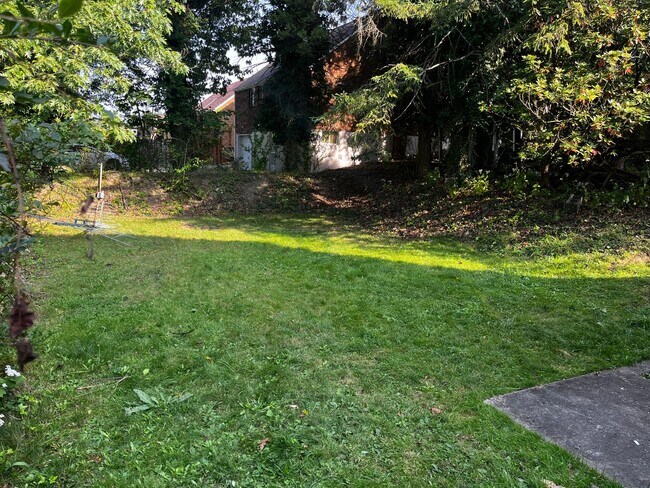 Building Photo - 2156 Sampson St