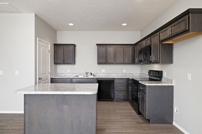 Building Photo - Newer 3 bedroom duplex in Republic!