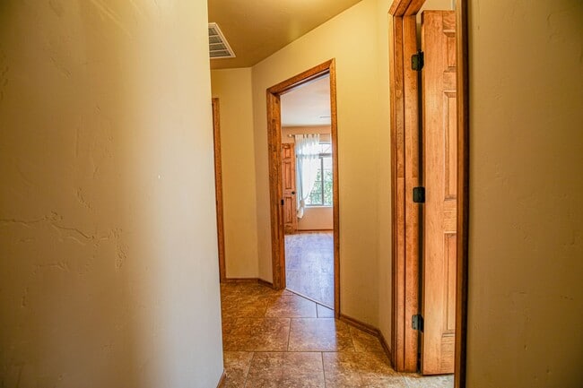 Building Photo - Beautiful 4 Bedroom/2 Bath Home