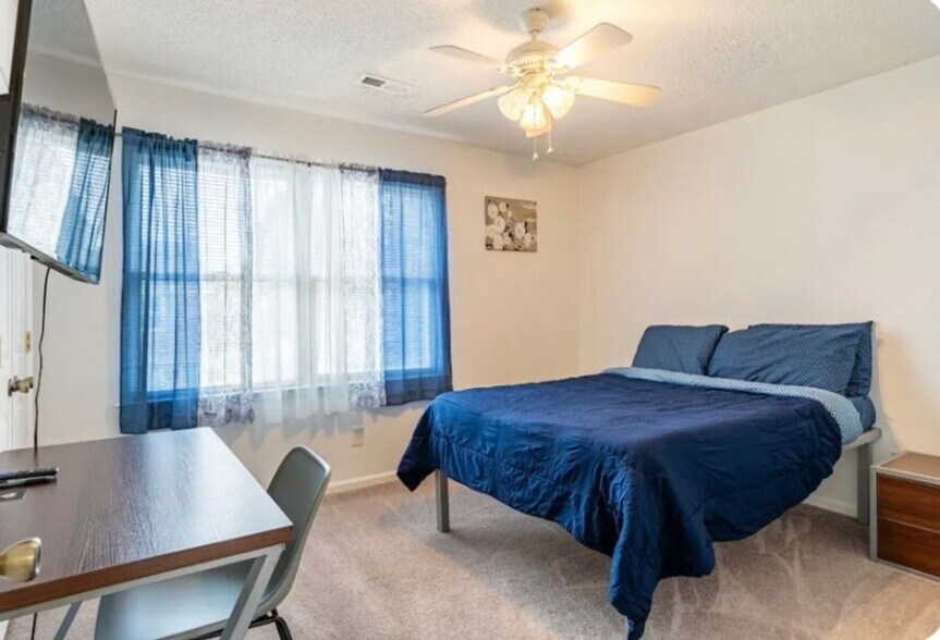 Building Photo - 400 17th Ave S