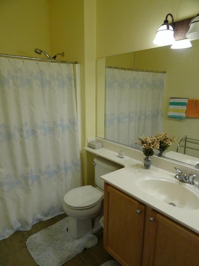 Building Photo - Adorable 2 bedroom 2 bathroom townhouse in...